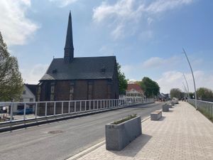 Die Kapellenstraße wurde seit Ende 2021 aufwändig umgestaltet. Nun ist sie wieder befahrbar. Foto: Birte Hauke / Stadt Monheim am Rhein